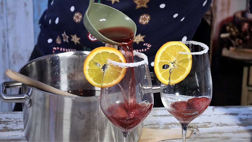 Vánoční punč nalijeme do skleniček s ovocem