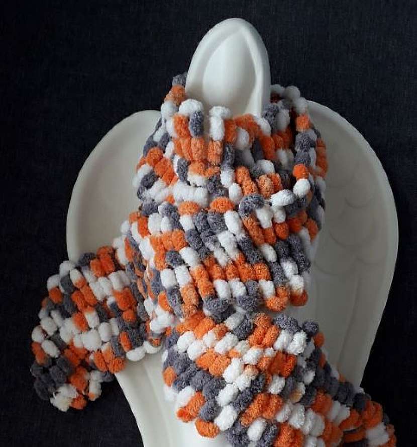 Pletenou šálu vytvoříte i bez jehlic, i když se to zdá složité (Zdroj: Silva Pokorná)