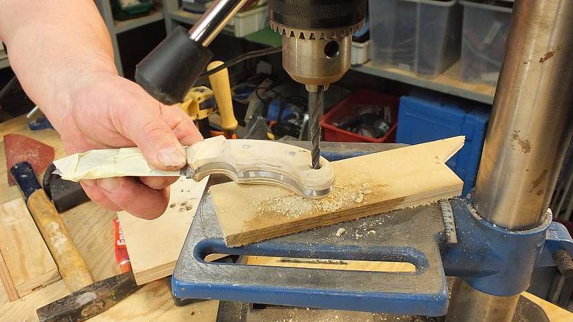 Výroba nože: do rukojeti provrtáme otvor pro poutko