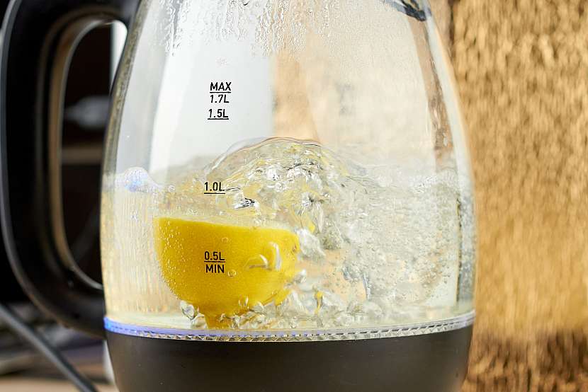 Varná konvici jen s lehkým povlakem vodního kamene stačí vyčistit vyvařeným citronem