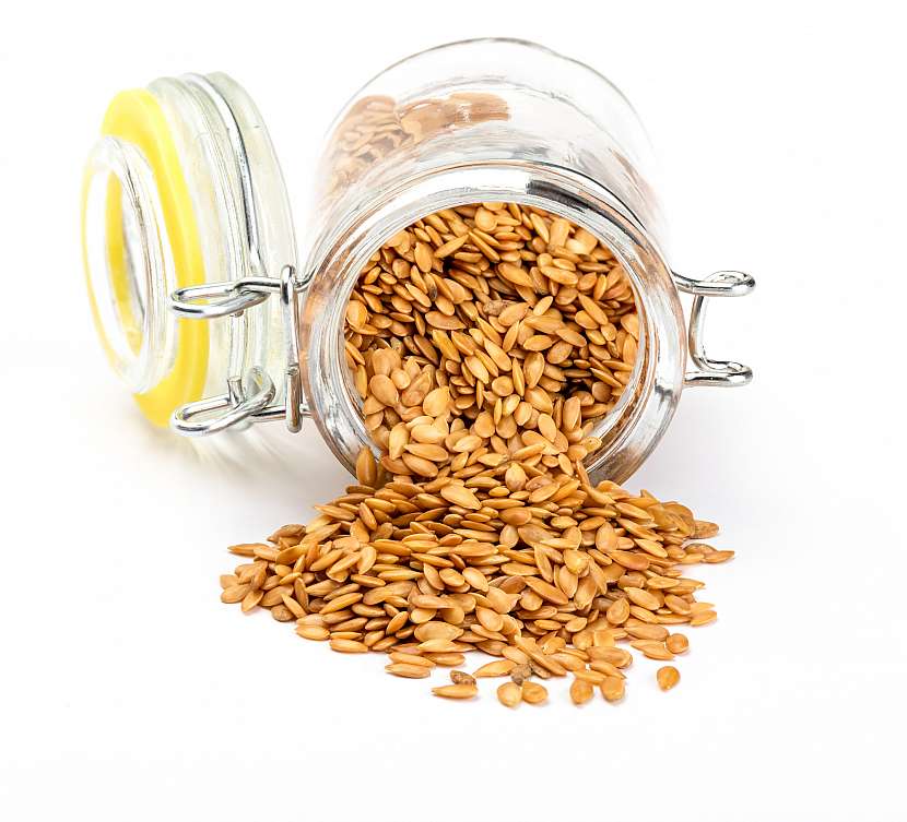 Zlatá lněná semena. Mikronutrient je prospěšný pro organismus, který zabraňuje vzniku zánětů. Bohaté na vlákno a živiny jako mangan a vitamín B1