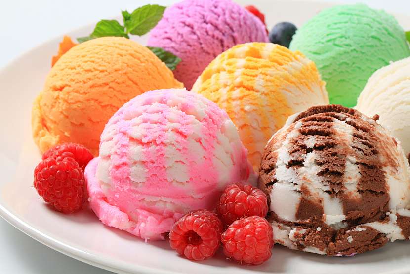 Domácí zmrzlina pomocí zmrzlinovače (Zdroj: Depositphotos)