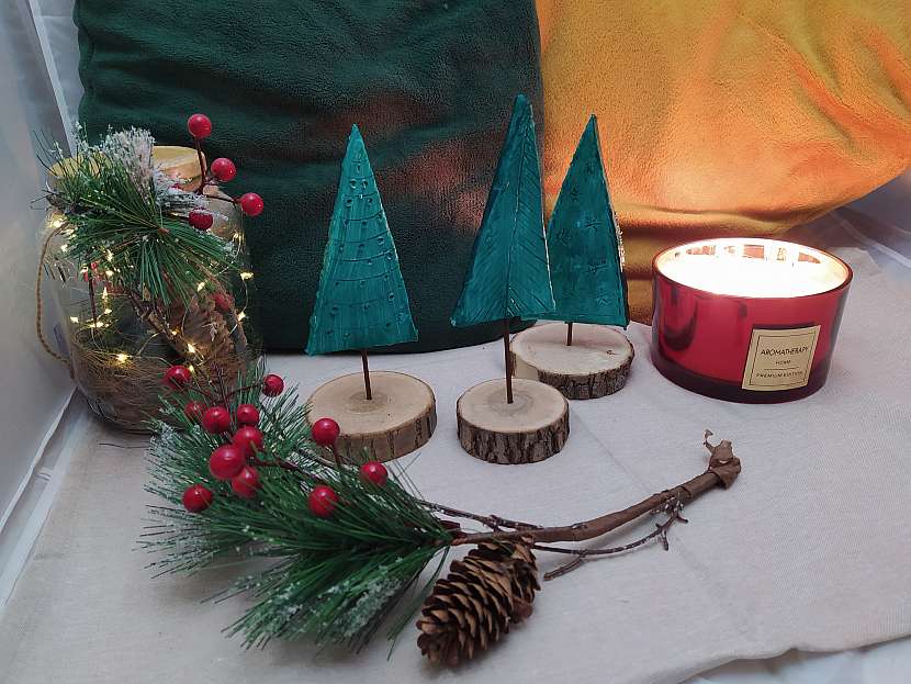 Vánoční stromečky vyrobíte ze samotvrdnoucí hmoty docela snadno (Zdroj: Adriana Dosedělová)