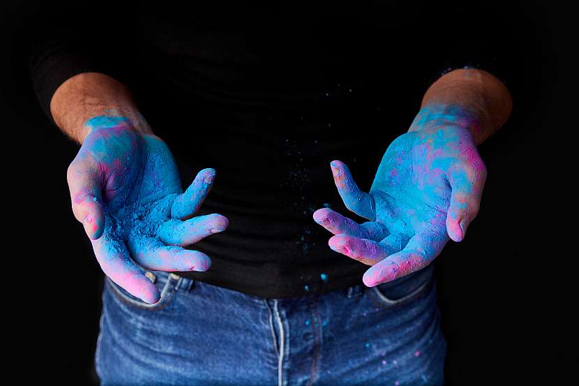 Špinavé ruce od modré a růžové barvy