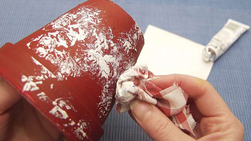 Jak udělat dárek s patinou: lehkými dotyky nanášíme barvu na podklad