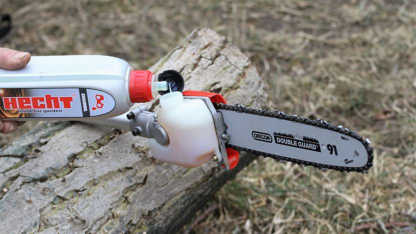 Jednoduchá tábornická lavička ze špalků: kontrola dostatku oleje pro mazání řetězu