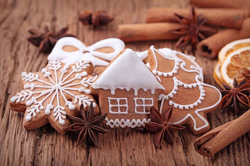 Zdobení perníčků a jejich pečení je tradiční vánoční zvyk (Zdroj: Depositphotos)