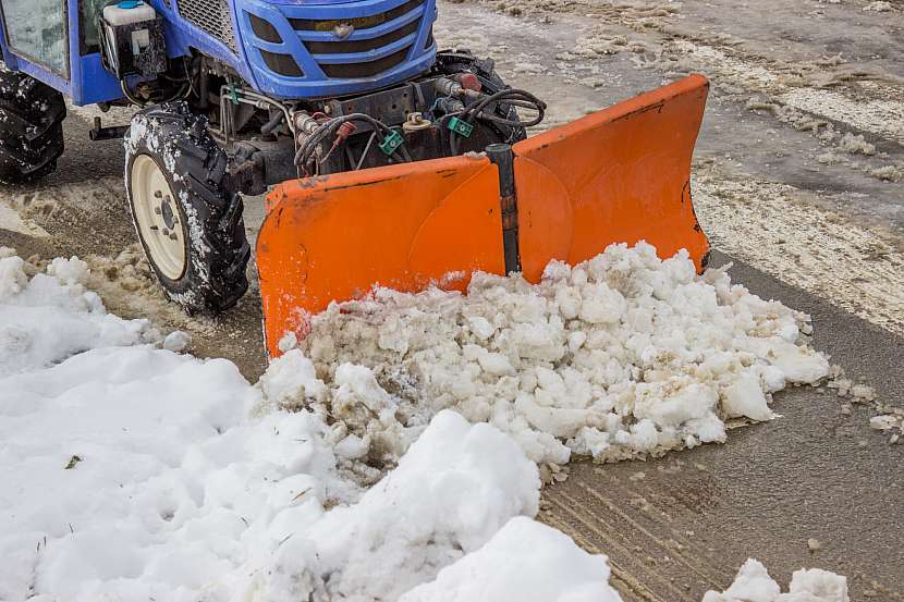 Motorový shrnovač je praktická věcička, ne každý si ji ale může dovolit