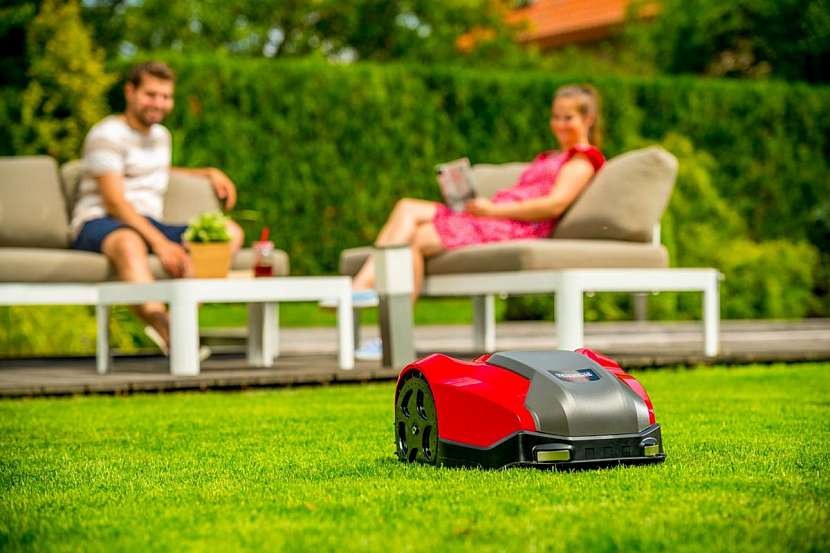 Robotická sekačka Mountfield MTF 2000 S po vašem nastavení pracuje plně automaticky.