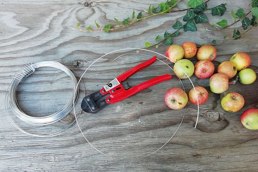 Podzimní věnec z malých jablíček: Materiál a pomůcky na věnec