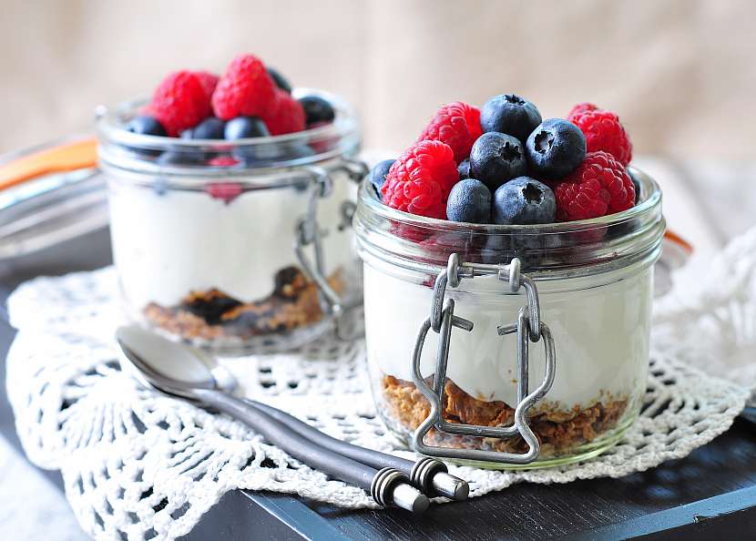 Vlastní jogurt chutná skvěle i jako dezert plný ovoce (Depositphotos (https://cz.depositphotos.com)