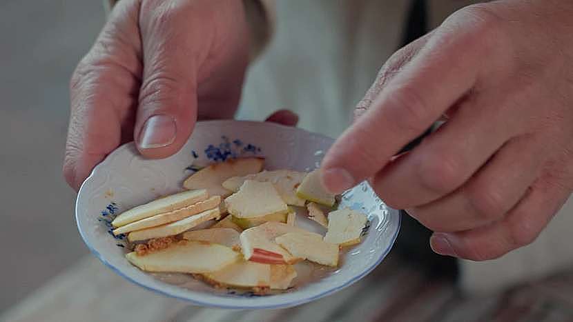 Lyofilizovaná jablka s karamelem jsou ohromnou pochoutkou 