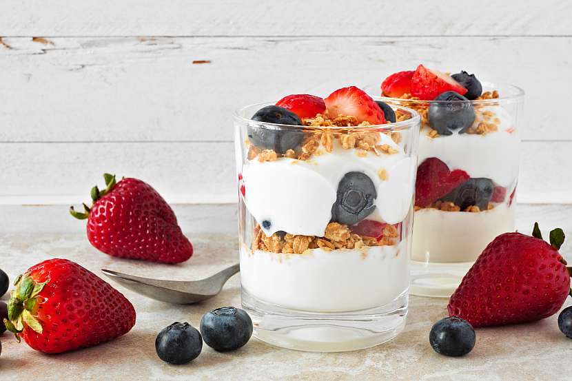Pokud chcete zdravě snídat, je jogurt skvělou volbou (Zdroj: Depositphotos)