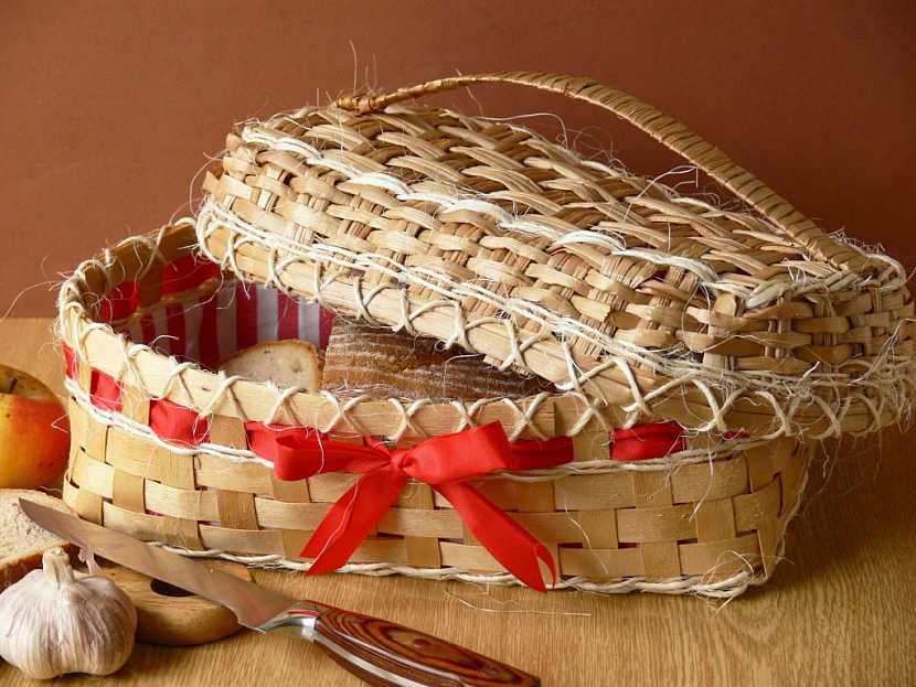 Originální chlebník upletený z rohože (Zdroj: Miroslava Kubišová)
