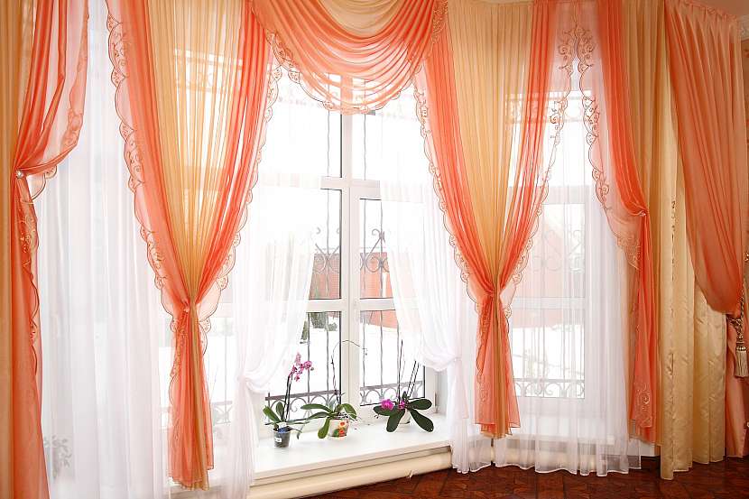 Okenní textilie nejsou jen lapač prachu, ale i ochrana našeho soukromí (Zdroj: Depositphotos)