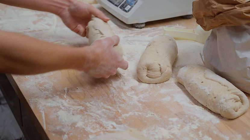 Žitné těsto se nehněte, jen se dobře promíchá a spíše zavine