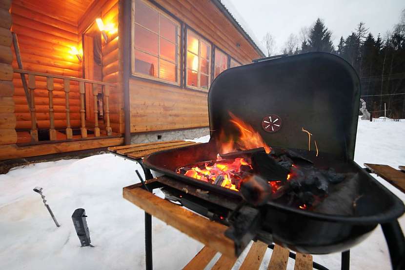 Jakmile gril správně „rozfajrujete“ (ideálně na 180 °C), můžete začít přikládat jídlo.