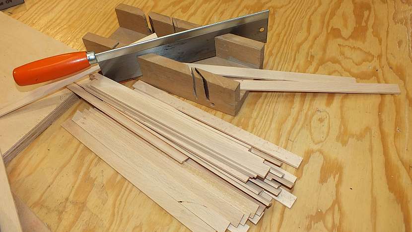 Jak se dělá dřevěný batoh: v pokosnici nebo na pile zakrátíme tenké bukové latičky