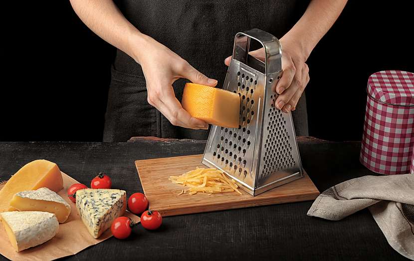 Nastrouhaný sýr nemusí struhadlo zašpinit (Zdroj: Depositphotos (https://cz.depositphotos.com))