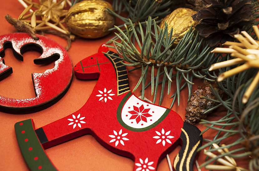 Ze skořápek vlašských ořechů snadno vyrobíte vánoční ozdoby (Zdroj: Depositphotos (https://cz.depositphotos.com))