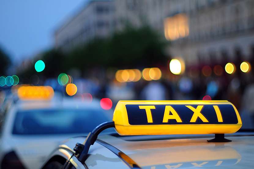 Víte, kolik ušetříte, když si místo běžného taxi najmete taxi sdílené?