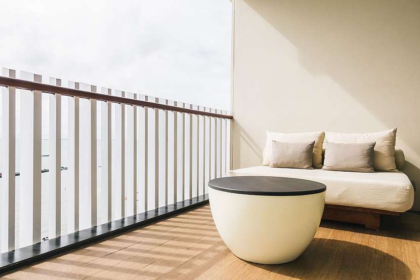 Slunce na balkoně nemusí působit vždy jen příjemně, někdy se potřebujeme i ochránit (Zdroj: Depositphotos)