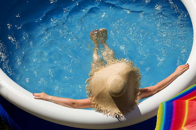 Než se naložíte do bazénu, změřte pH vody (Zdroj: Depositphotos.com)