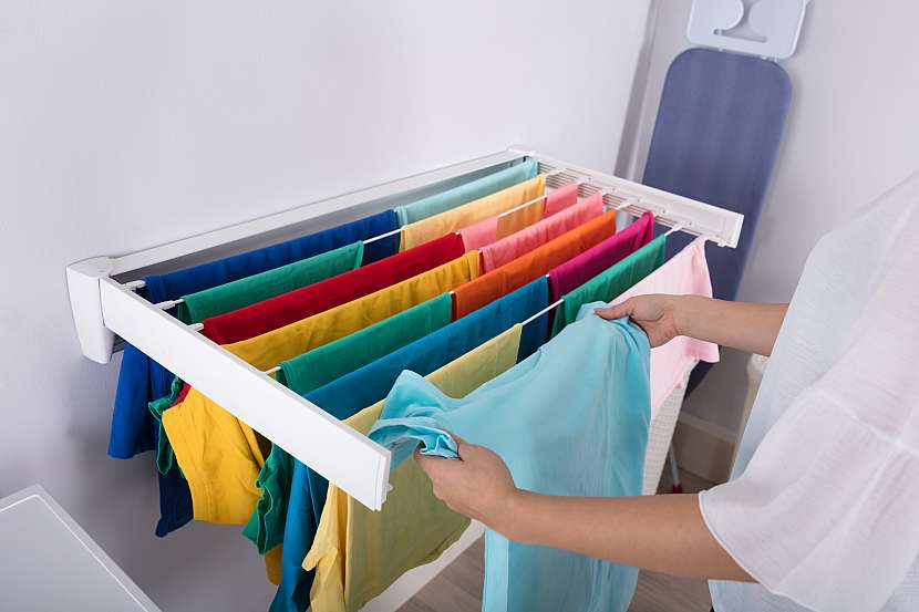 Sušení prádla na šňůře či sušáku není ideální pro prádlo ani vaše zdraví