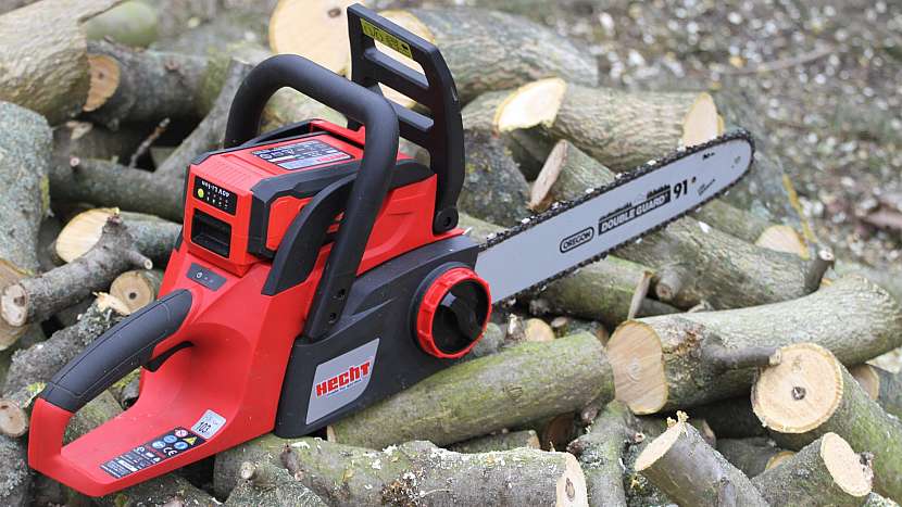 Jednoduchá tábornická lavička ze špalků: akumulátorová vyvětvovací pila