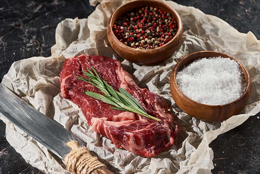 K ochucení skvělého steaku postačí málo: snítka tymiánu, kvalitní pepřové kuličky a drcená sůl