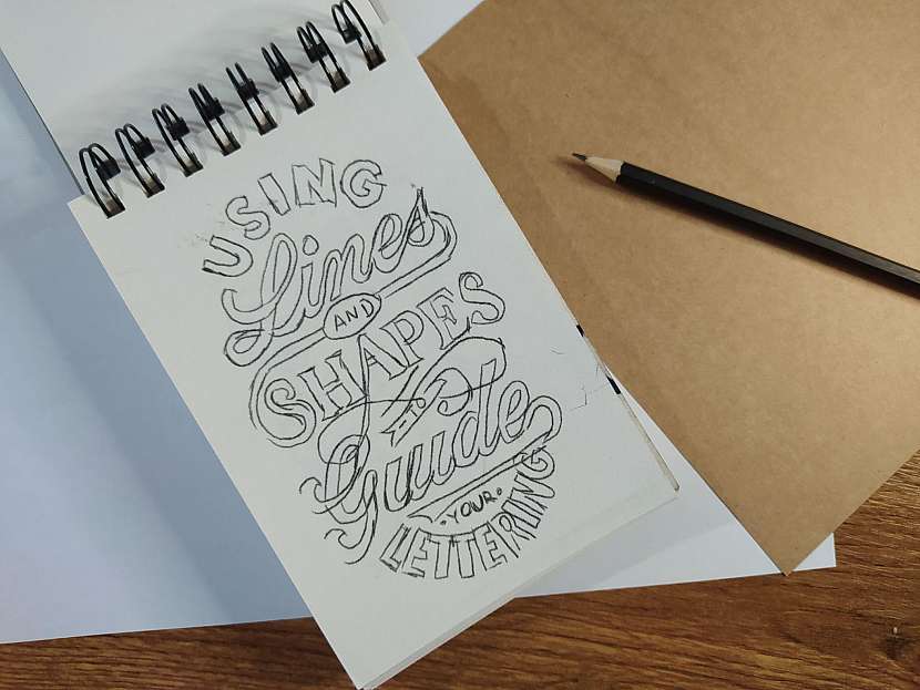 Pokud s moderní kaligrafií teprve začínáte, doporučujeme vám začít od tzv. “faux kaligrafie”