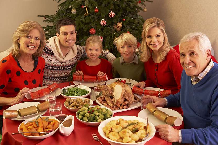 U stolu se sešla celá rodina a setrvali u něj tak dlouho, dokud všichni nedojedli