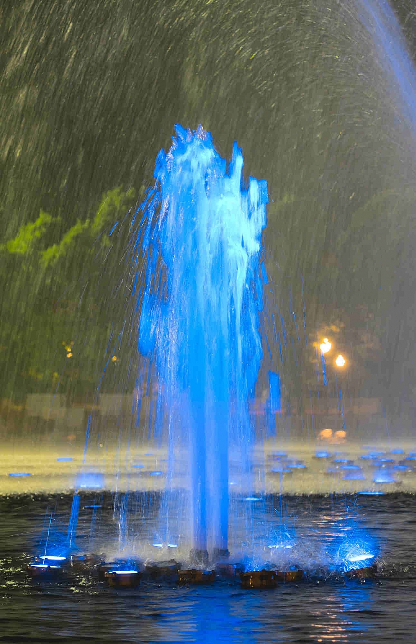 Modře nasvětlená fontána