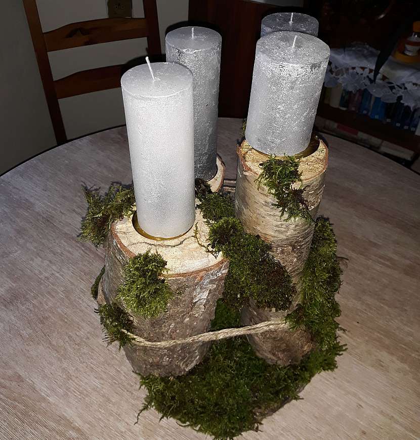 Přírodní adventní svícen z březových polínek (Zdroj: Martina Pilzová)