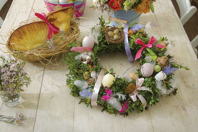 Věnec z trvanlivého buxusu je dekorací, která dělá radost i po Velikonocích