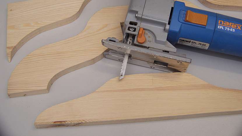 DIY stojan na stromek: vyřízneme tvar ramene i otevřené spoj
