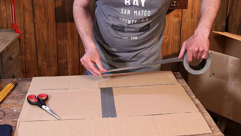 Vychytávka na skládání triček: kartonové obdélníky slepíme k sobě