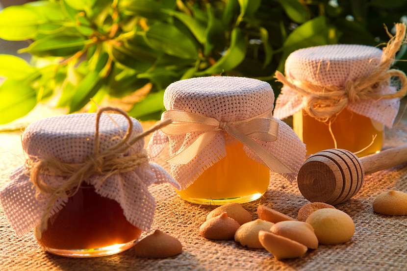Smíšený med je voňavou kombinací květového a medovicového (lesního) medu