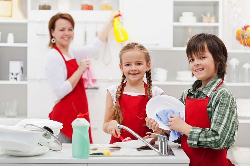 Domácí práce pomáhají dětem k dosažení soběstačnosti a zodpovědnosti