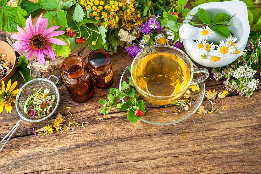 Směs na bylinkové čaje si můžete připravit sami doma ze sušených léčivek a čaj dochutit medem (Zdroj: Depositphotos (https://cz.depositphotos.com))