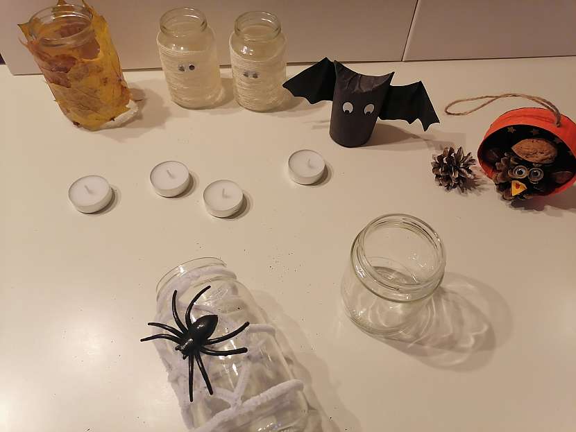 Nalepte plastového pavouka na sklenici