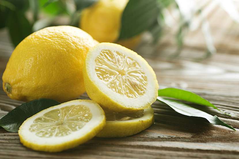 Čerstvý citron nakrájený na plátky