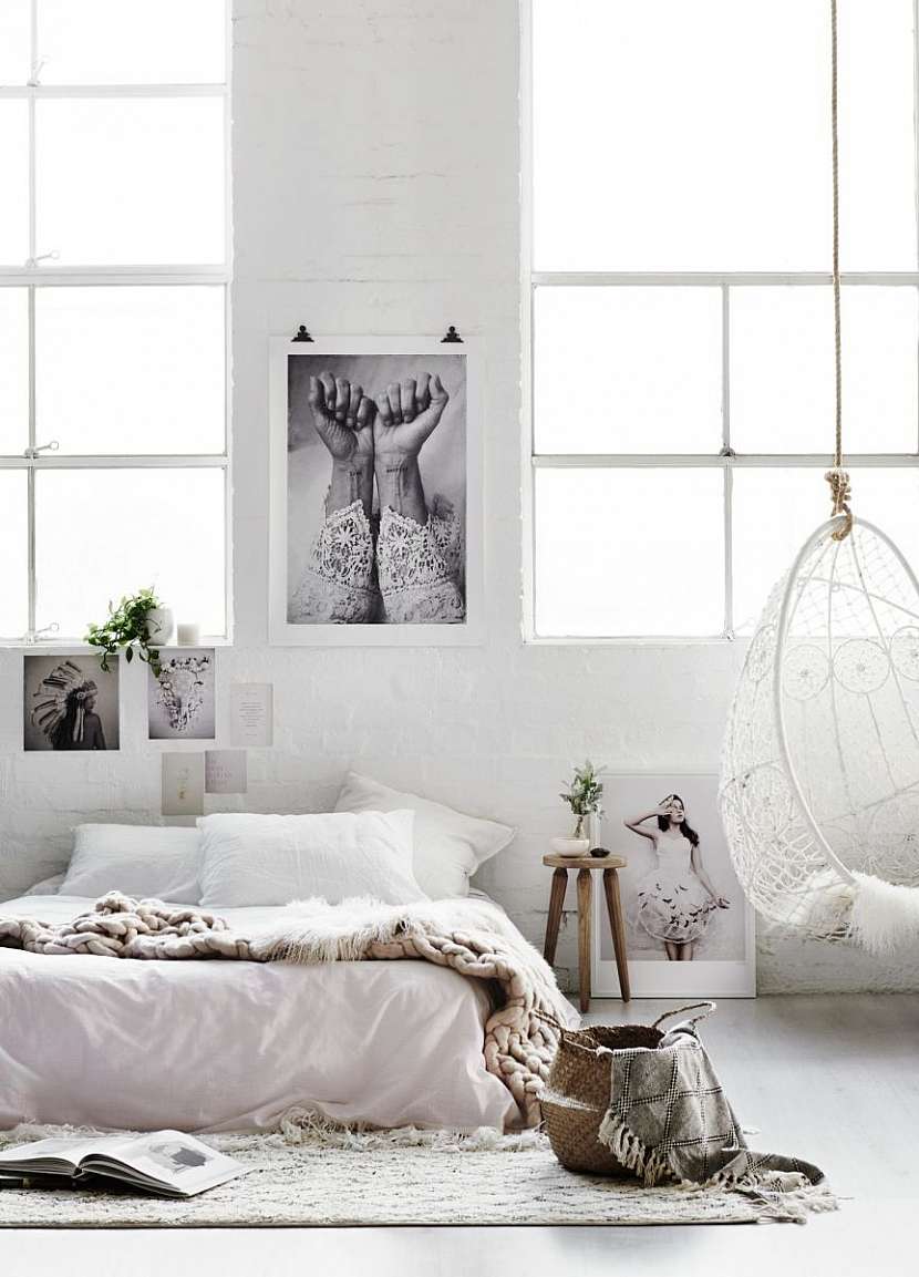 Pro boho styl je typický dřevěný nebo proutěný nábytek, křesla zavěšená u stropu na provazech či sametové nebo kožené sedačky. .