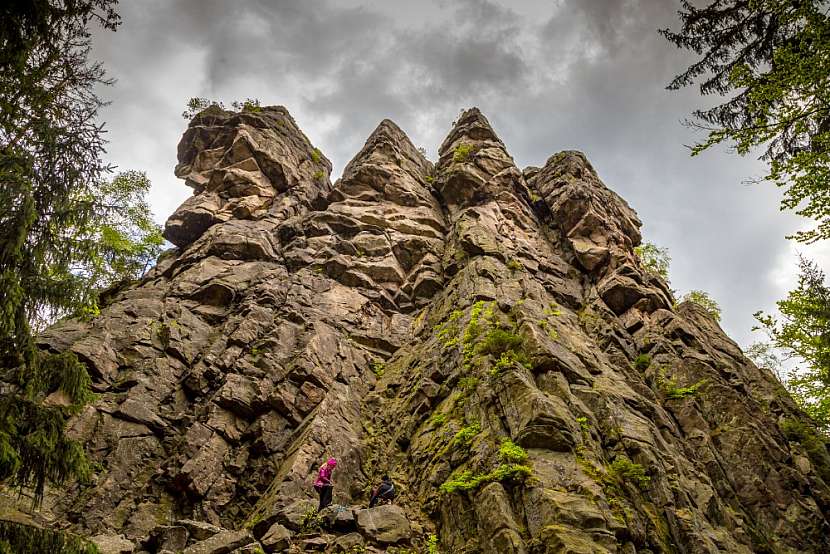 Čtyři palice, mohutné skalní bloky, které jsou vysoké až 33 m, vznikly mrazovým zvětráváním
