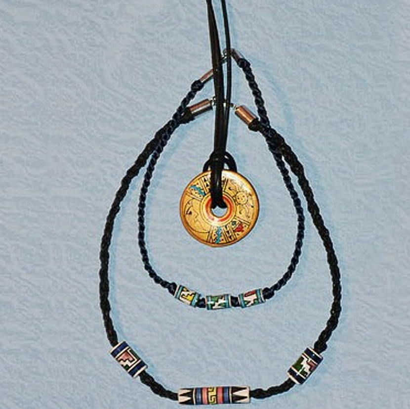 Vyrobte si originální šperk metodou kumihimo s peruánskými korálky (Zdroj: Darí Fejtková)