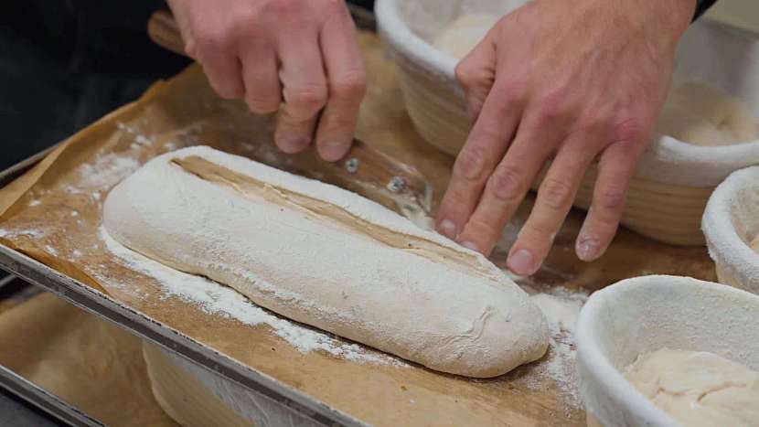 Povrch syrového chleba se různě nařezává a zdobí