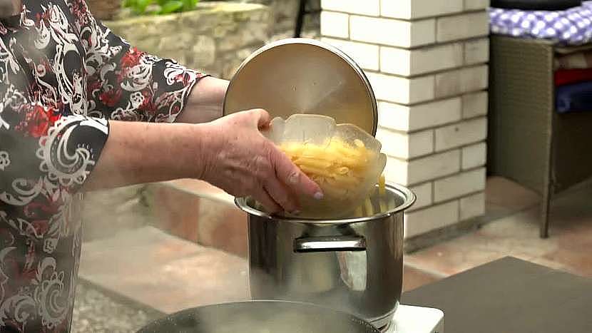 Těstoviny vaříme ve stejné vodě, kde jsme vařili kuřátko