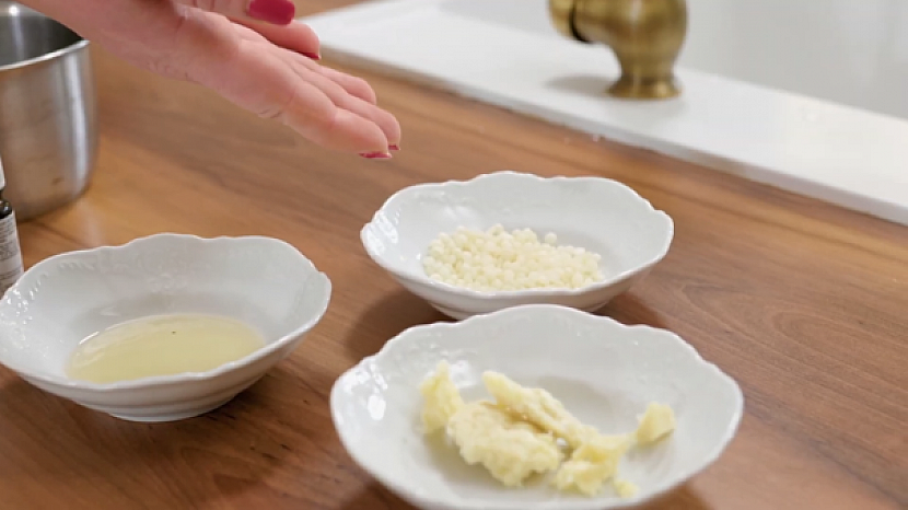 Jednoduchý recept z bambuckého másla, vosku a mandlového oleje