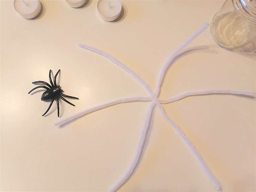 Z chlupatého drátku vytvořte osnovu pavoučí sítě