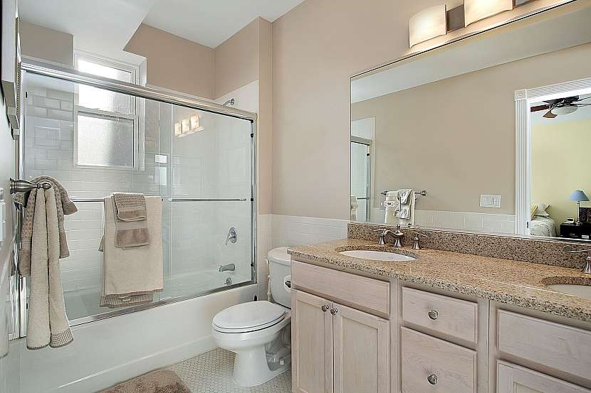 Zástěna kolem vany v koupelně může mít různou podobu (Zdroj: Depositphotos.com)